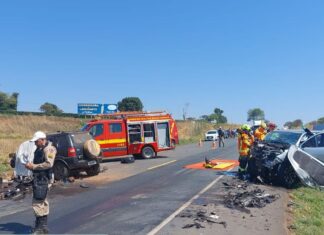 ATUALIZADA: Colisão frontal entre EcoSport e Hilux deixa uma pessoa morta e duas feridas na BR-354, em Rio Paranaíba