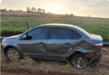 Lagoa Formosa – Carro é atingido por veículo que trafegava na contramão na estrada de acesso ao distrito de Monjolinho