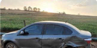 Lagoa Formosa – Carro é atingido por veículo que trafegava na contramão na estrada de acesso ao distrito de Monjolinho