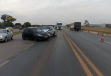 Motorista faz conversão em local proibido na BR-365, bate em veículo e foge após acidente
