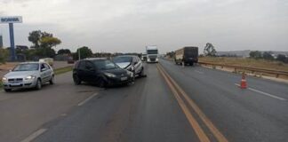 Motorista faz conversão em local proibido na BR-365, bate em veículo e foge após acidente